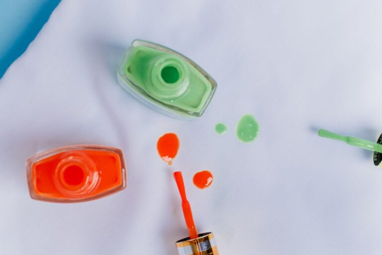 Macchie di smalto: i segreti per eliminarle dai tessuti in modo efficace Macchie di smalto dai tessuti rimedi