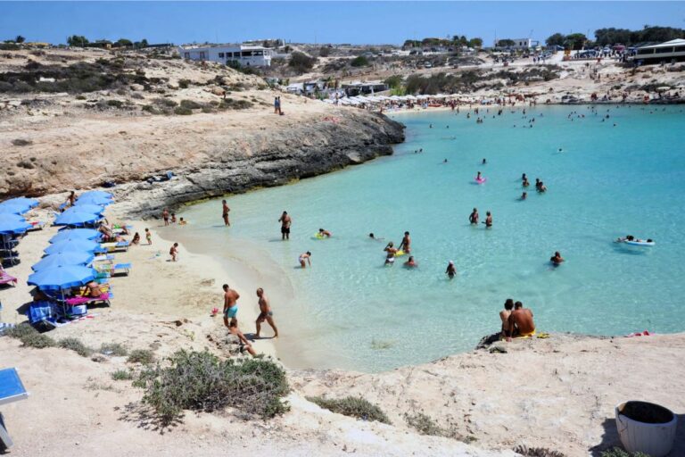 Cala Croce: scopri la spiaggia più incantevole di Lampedusa Spiaggia di Cala Croce a Lampedusa