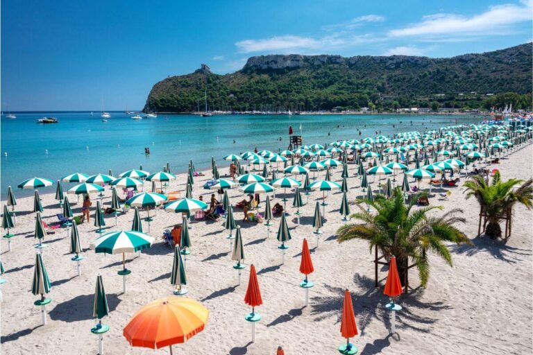 5 luoghi iconici di Cagliari che devi assolutamente visitare Spiaggia del Poetto, una delle bellezze da vedere a Cagliari