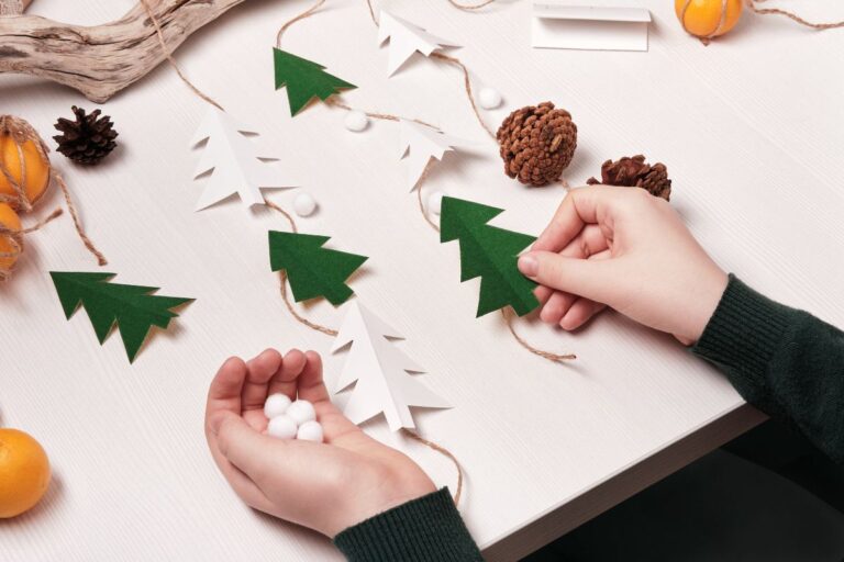 Decorazioni natalizie fai-da-te: trasforma un ramo in una ghirlanda sospesa unica Ghirlanda sospesa decorazioni natalizie fai-da-te ramo