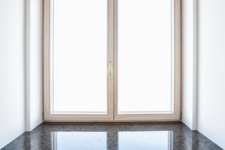 Marmo dei davanzali opaco? Ecco come farlo risplendere con ingredienti naturali Marmo dei davanzali opaco