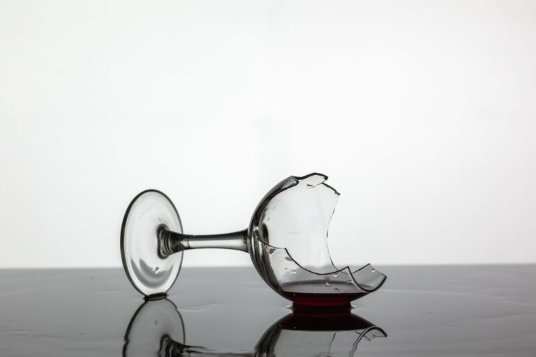 Vetro rotto? Ecco come pulire senza rischi per te e i tuoi cari Pulire vetro rotto