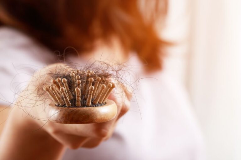 Caduta dei capelli in autunno: ecco cosa fare per contrastare il fenomeno Caduta dei capelli in autunno
