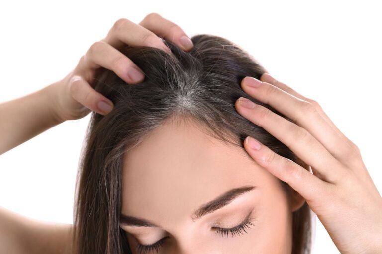 Perché compaiono i capelli bianchi? Ecco le cause e i segreti per prevenirli cause capelli bianchi