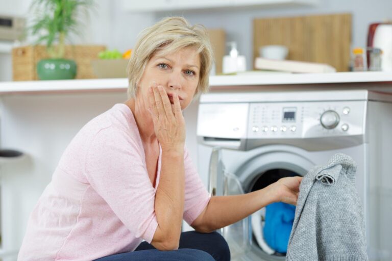 Come recuperare capi in lana o jeans ristretti: i trucchi efficaci dopo il lavaggio in lavatrice o asciugatrice come-recuperare-jeans-e-capi-in-lana-ristretti