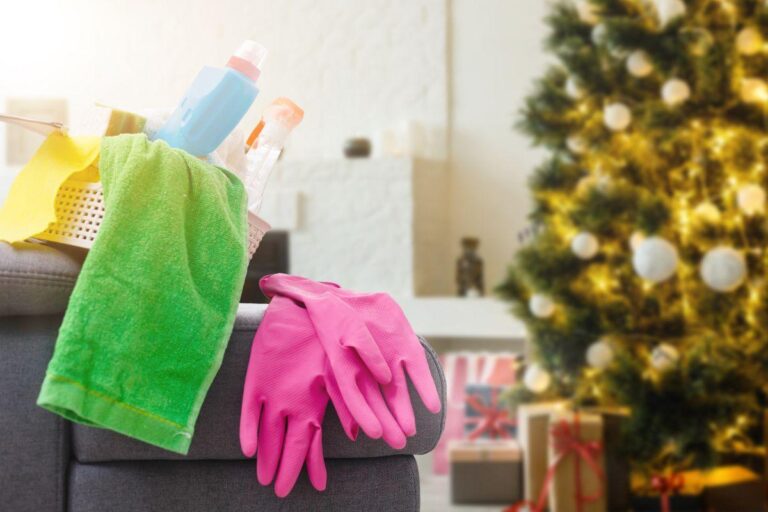 Albero di Natale artificiale: i trucchi per pulirlo e prepararlo per le feste 2024 Pulire l'albero di Natale artificiale