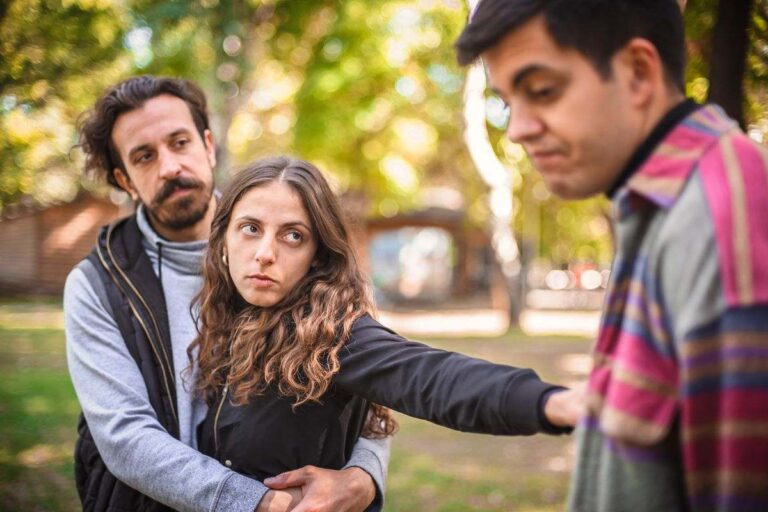 Amico troppo invadente? I consigli per proteggere la serenità di coppia quando un amico è troppo invadente