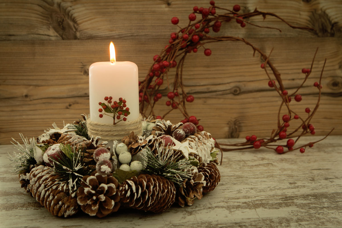 porta candele natalizio con pigne e ramo di pino