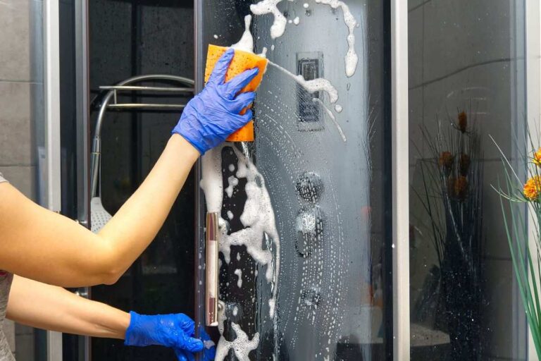 Pulire e far brillare i vetri della doccia? Scopri il segreto nascosto in lavatrice come avere vetri della doccia sempre splendenti