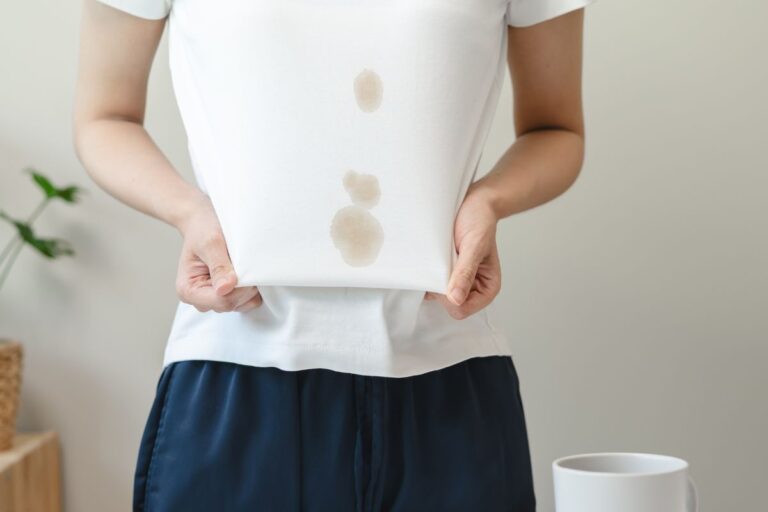 come eliminare macchie difficili dai vestiti