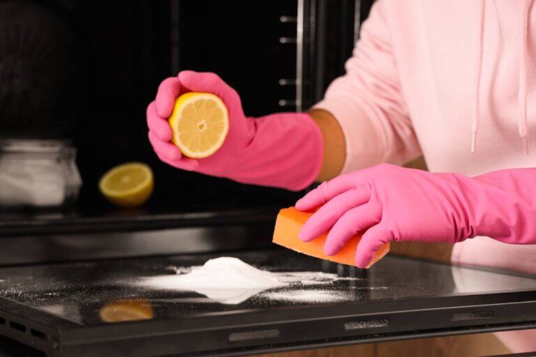 Forno splendente senza prodotti chimici: il rimedio al limone che funziona davvero Pulire il forno con prodotti naturali