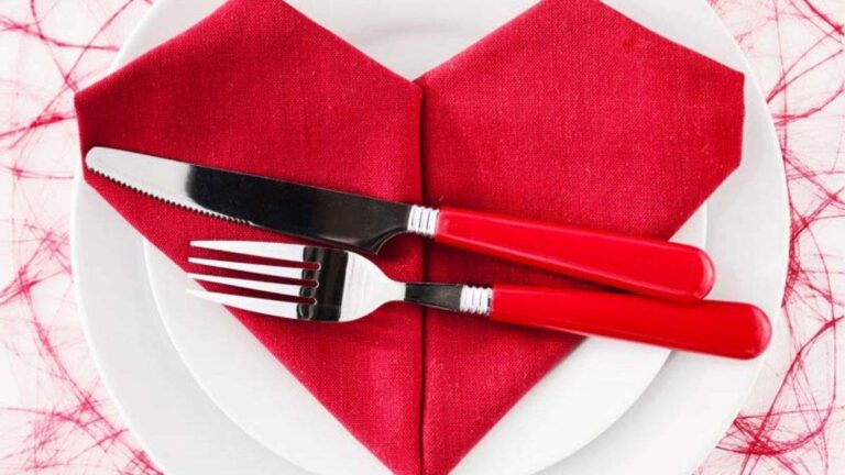 Piegare i tovaglioli per Capodanno: tutorial facili per un effetto wow piega i tovaglioli per capodanno in modo speciale