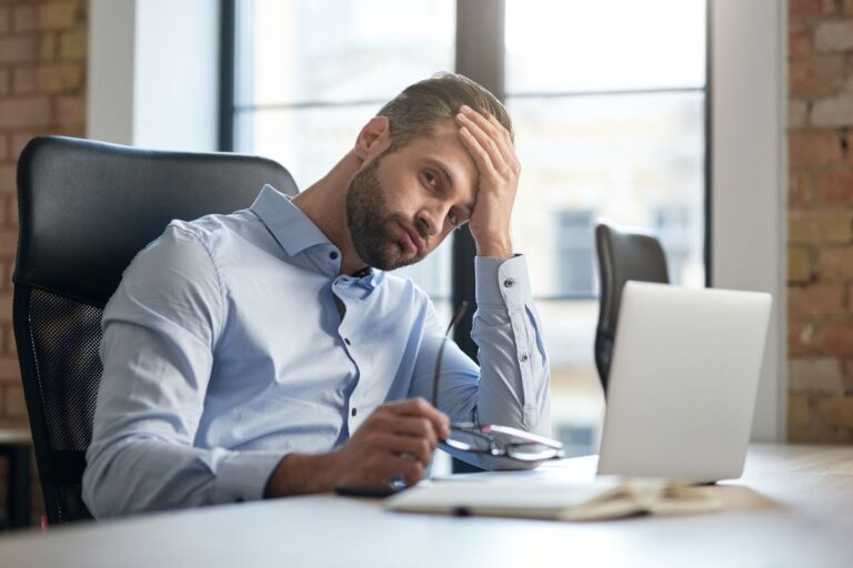 Lui lavora troppo? Scopri come evitare che il lavoro rovini la relazione Troppo lavoro rovina la relazione