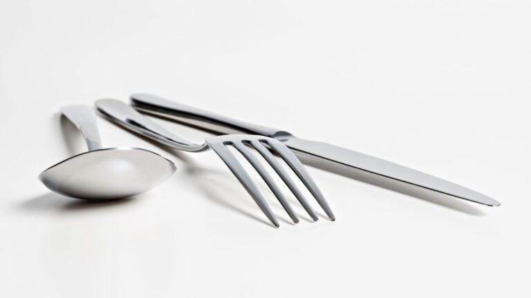 Come fare tornare le posate come nuove: 3 soluzioni per rimuovere macchie e aloni Pulizia delle posate