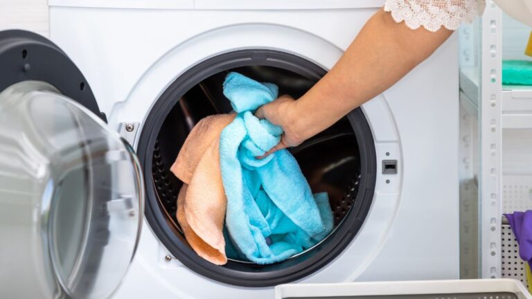 L’aceto nel bucato: il trucco per asciugamani morbidi e capi freschi e senza macchie Lavare asciugamani con aceto