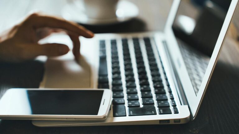 Cellulari e pc puliti e senza batteri: i migliori metodi di pulizia per una vita più lunga Pc e cellulare