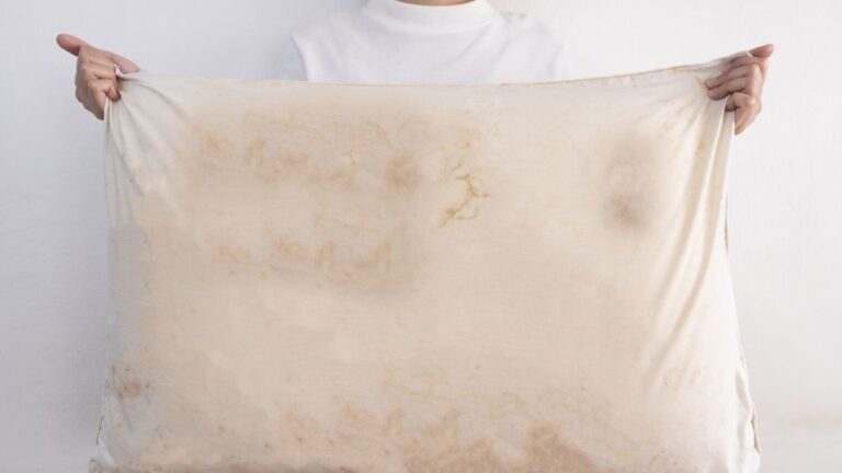 Cuscini ingialliti: 3 soluzioni semplici per riportarli come nuovi rimedi per recuperare un cuscino ingiallito
