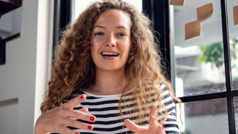 Parlare velocemente è nel tuo DNA? Forse sei uno di questi segni zodiacali quali segni parlano velocemente