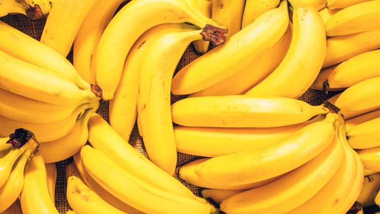 Quante banane puoi mangiare al giorno senza ingrassare? Scopri calorie e benefici Quante banane mangiare al giorno per non ingrassare