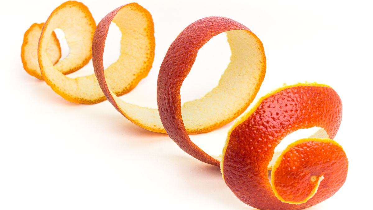 usa le bucce d'arancia per creare candele naturali