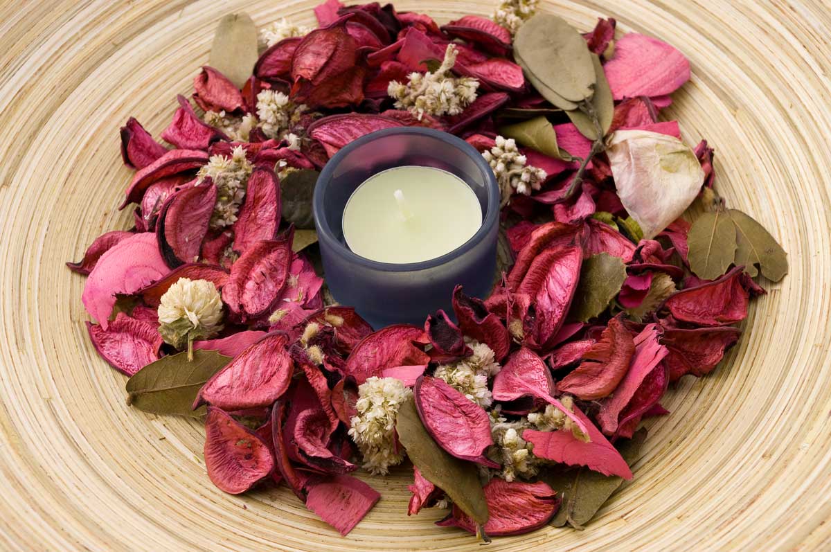 ciotola con petali secchi e candela profumata
