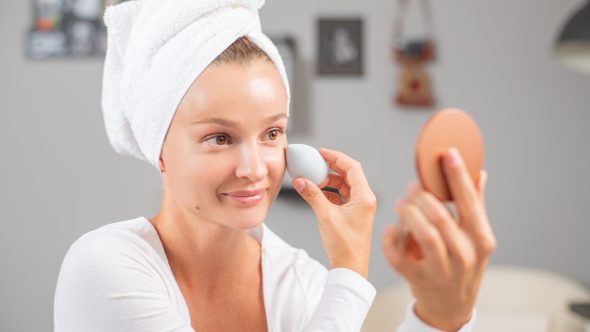 miscela il correttore con la cipria