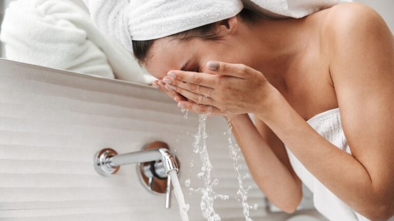 Vuoi una pelle sana? Ecco perché lavare troppo il viso è una cattiva idea scopri perché lavare spesso il viso non fa bene