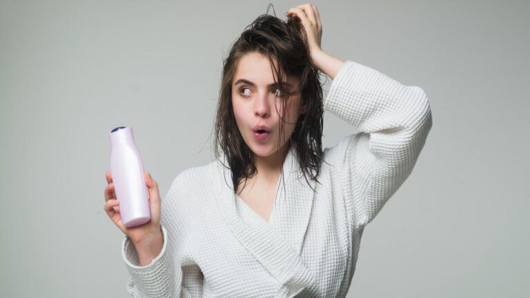 Capelli più forti? Ecco cosa deve contenere davvero il tuo shampoo rinforzante scopri quale shampoo per rinforzare i capelli bisogna scegliere