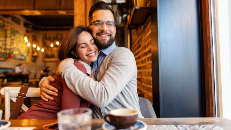 Amano baci e abbracci in pubblico: i 6 segni zodiacali più affettuosi quali segni non hanno paura di mostrarsi affettuosi in pubblico