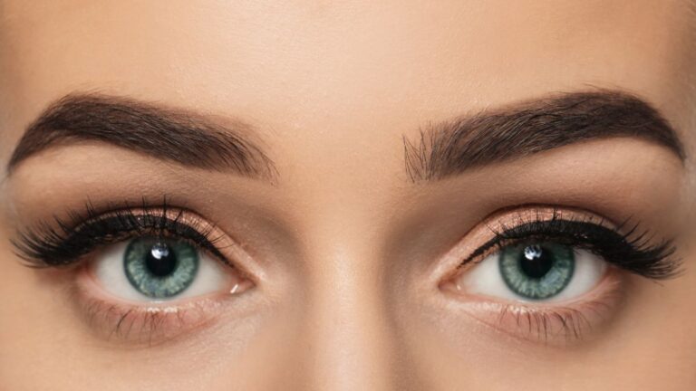 Sopracciglia definite e perfette: il metodo fai-da-te che tutte dovrebbero conoscere Come avere sopracciglia definite e perfette
