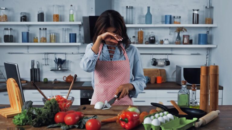 Perché piangiamo quando tagliamo le cipolle? La risposta della chimica Perchè si piange tagliando le cipolle