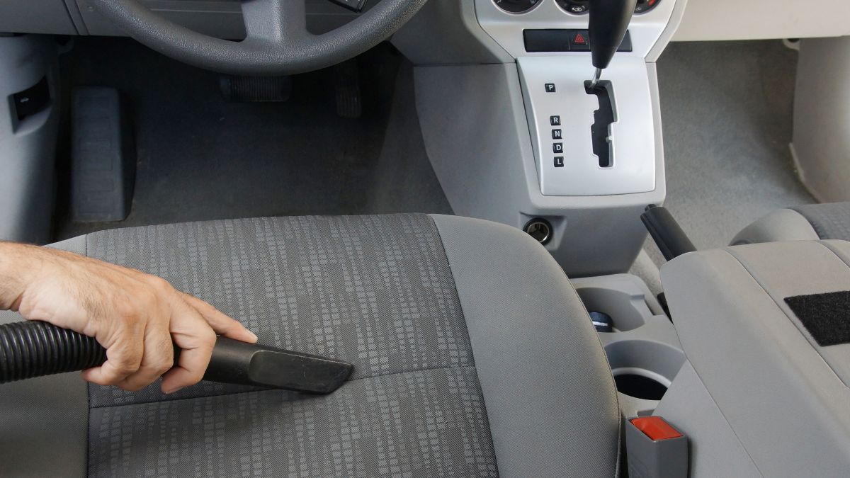 Come pulire gli interni auto in tessuto